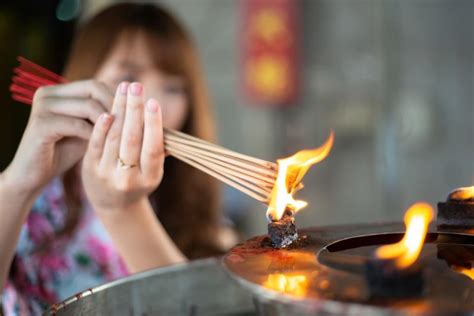 道教拿香手勢|如何拜拜｜持香手勢｜進宮廟參拜流程與燒香意義【薯叔老師